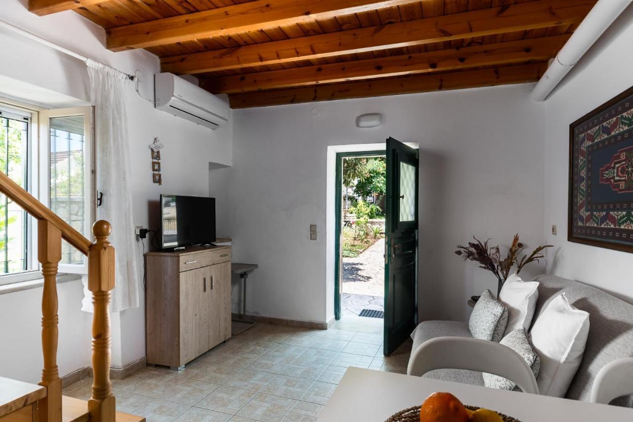 Traditional Rustic Maisonette By Konnect Agios Ioannis Peristerion 외부 사진